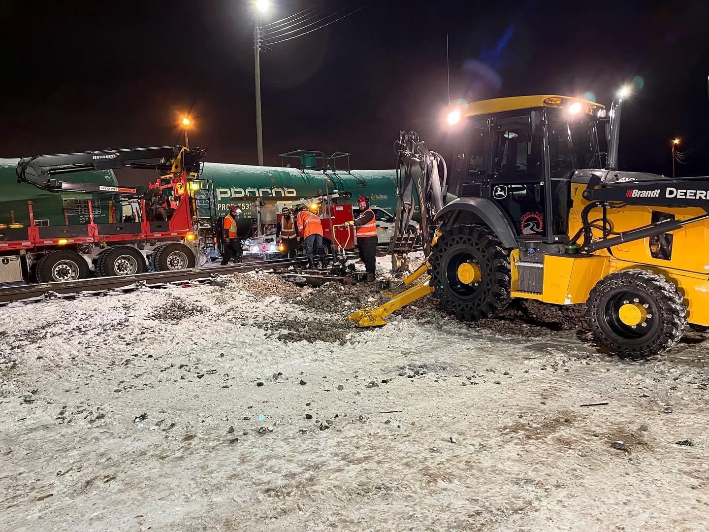Night rail work on the Battle River Railway project